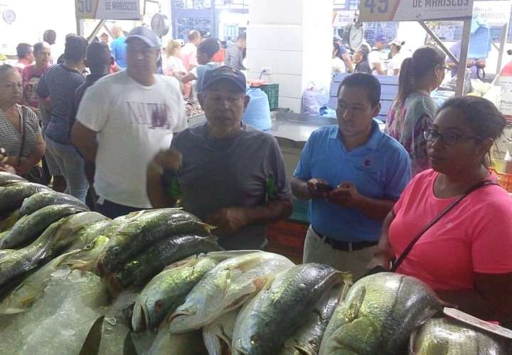 En busca de los mariscos frescos y baratos en Jueves Santos