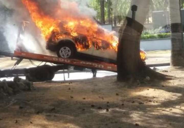 Se quema auto sobre la mesa de una grúa en Costa del Este