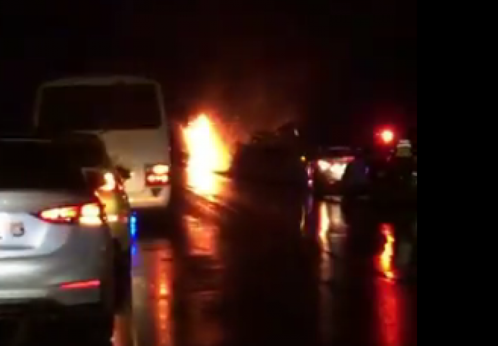 Dos autos arden en llamas