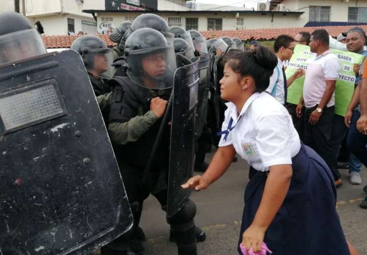 Policías reprimen a estudiantes y docentes del IPT Fernando de Lesseps 