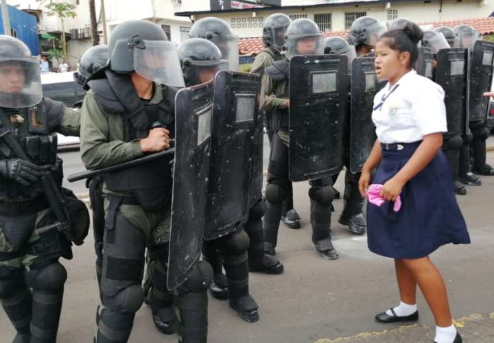 Policías reprimen a estudiantes y docentes del IPT Fernando de Lesseps 
