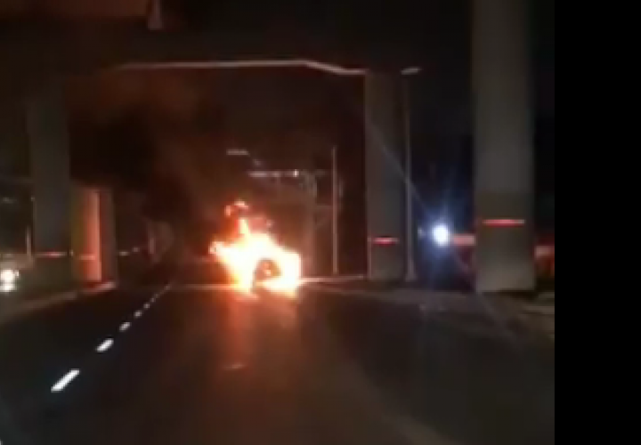 Dos autos arden en llamas