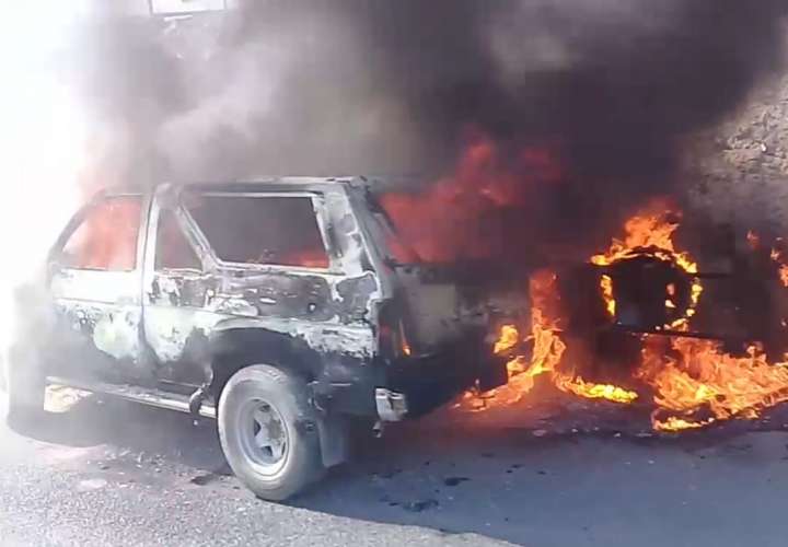 Auto se incendia en plena vía de Los Santos