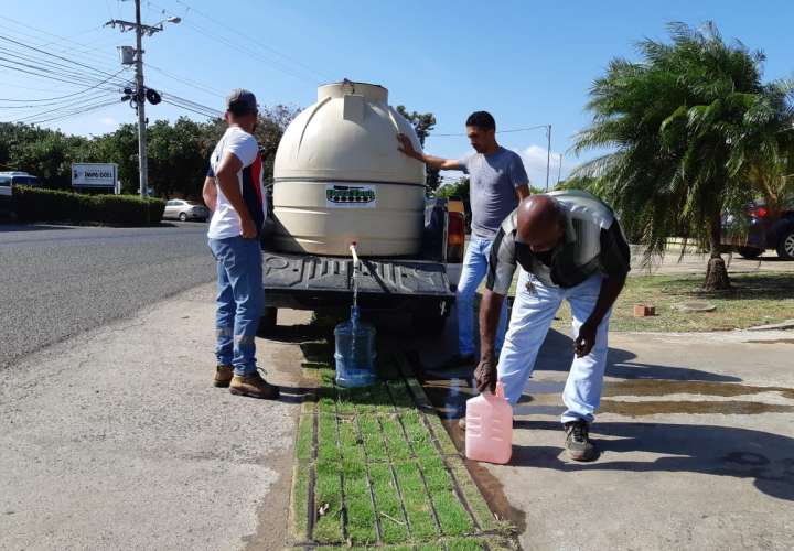 Distribuyen agua en cisternas en comunidades de Herrera por sequía