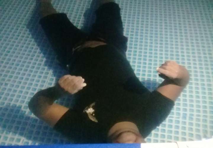 Hombre se ahoga en una piscina plástica 