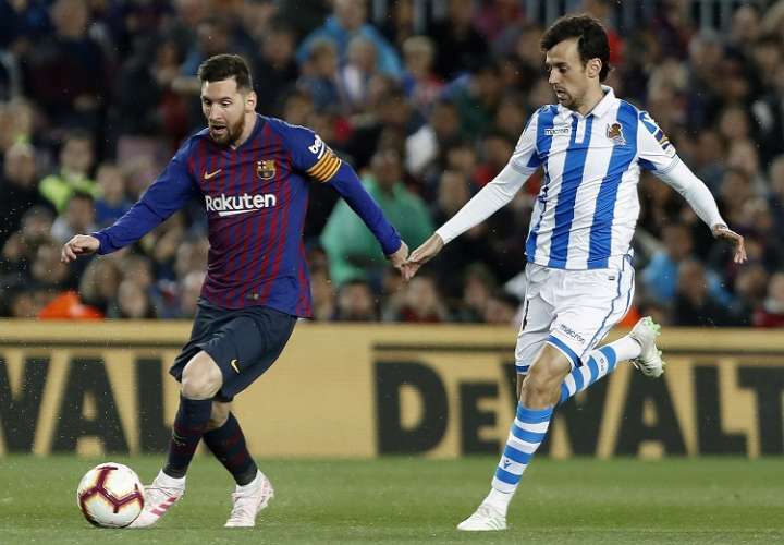  El delantero del FC Barcelona Leo Messi (i) juega un balón ante Rubén Pardo, de la Real Sociedad. Foto: EE