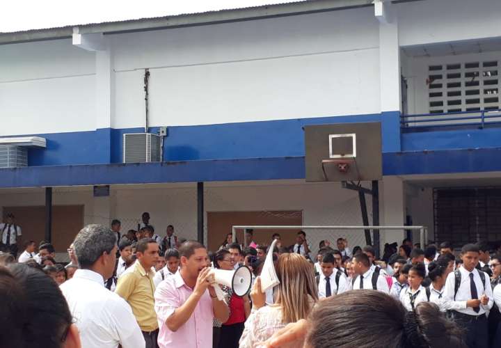 Dos escuelas de Panamá Oeste marchan hacia la Presidencia