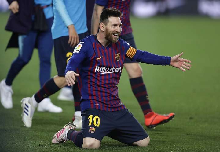 Lionel Messi celebra su título de Liga. Foto: AP