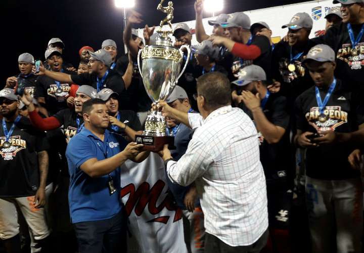 El equipo de Panamá Metro recibe la copa de campeón nacional del béisbol mayor. Foto: Mayra Madrid