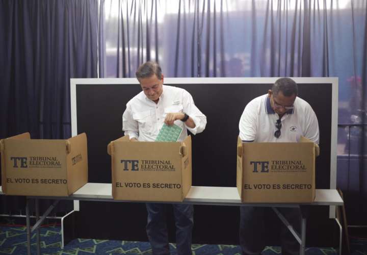  Candidatos presidenciales emiten sus votos con aires de triunfalismo