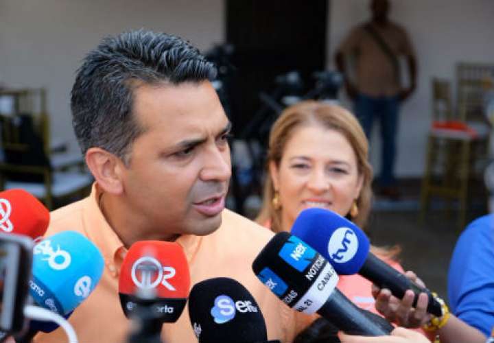 Ricardo Lombana candidato presidencial por la libre postulación.