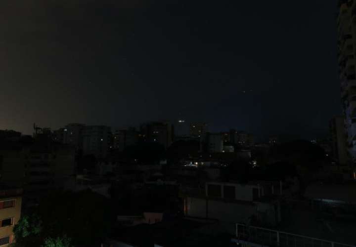 Vista de un barrio a oscuras en Caracas (Venezuela) a causa de uno de los apagones de 2019. EFE/Archivo