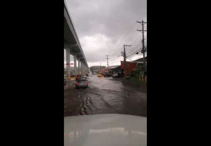 Calles, avenidas y estaciones del metro inundadas por lluvia de este miércoles