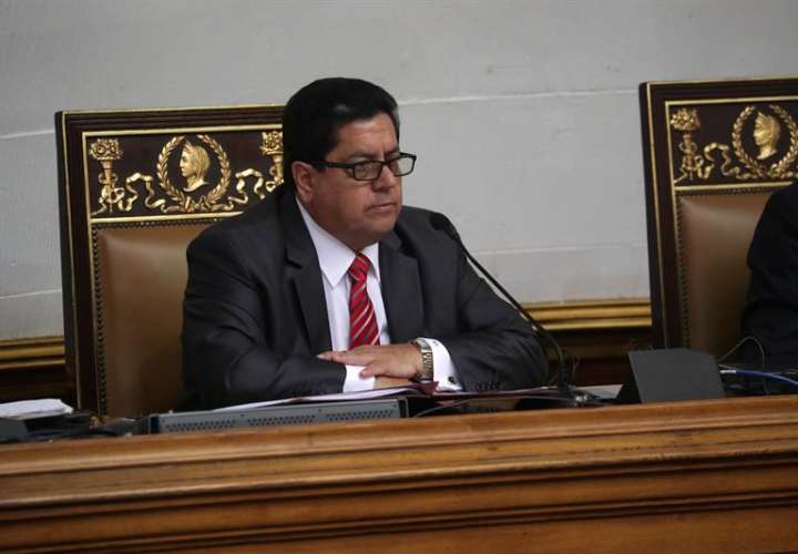 El primer vicepresidente del Parlamento, Edgar Zambrano, participa durante una sesión de la Asamblea Nacional presidida por Juan Guaidó. EFE/Archivo