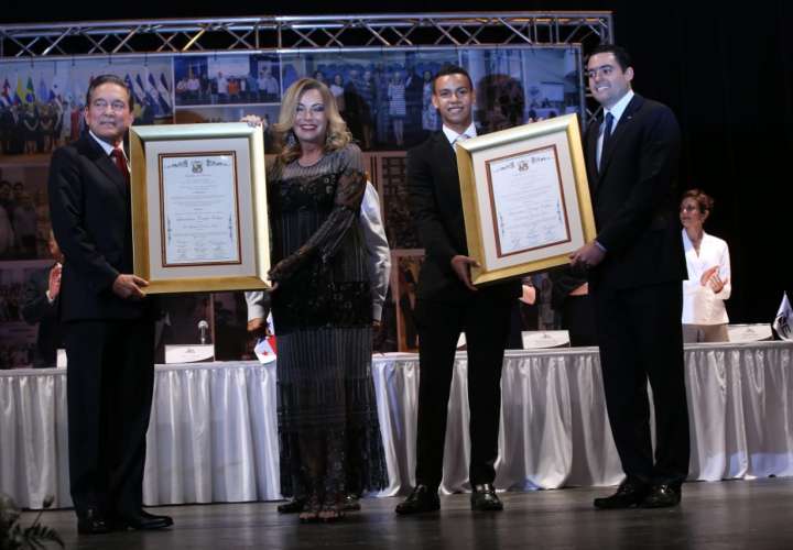 Laurentino Cortizo y su vicepresidente Jose Gabriel Carrizo recibieron el acta de proclamación de manos de la presidenta de Junta Nacional de Escrutinio, Nivia Rossana Castrellón. 