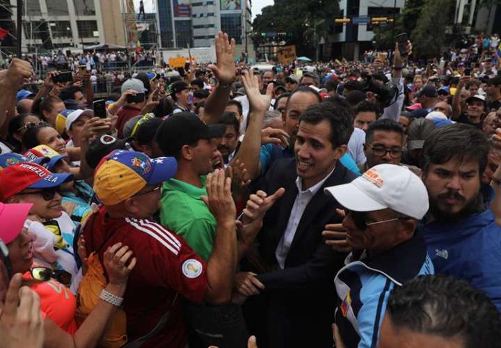 El presidente del Parlamento venezolano, Juan Guaidó (c), saluda a simpatizantes tras autoproclamarse presidente del país, este miércoles en Caracas (Venezuela). EFE