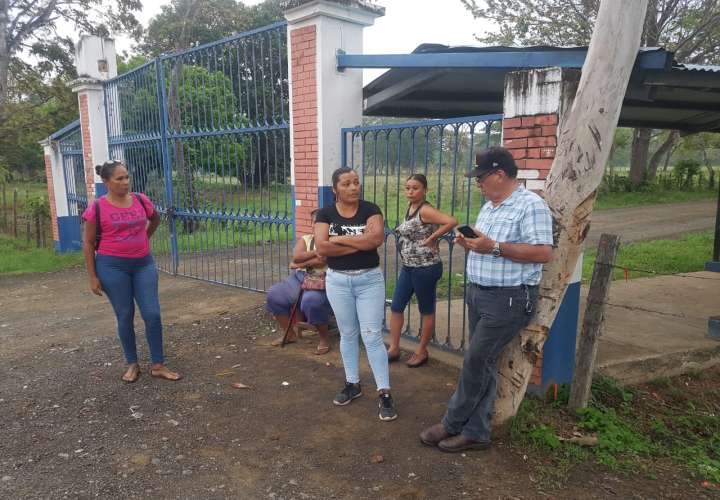 Padres de familia trancan con candado las puertas del IPTA de Tonosí