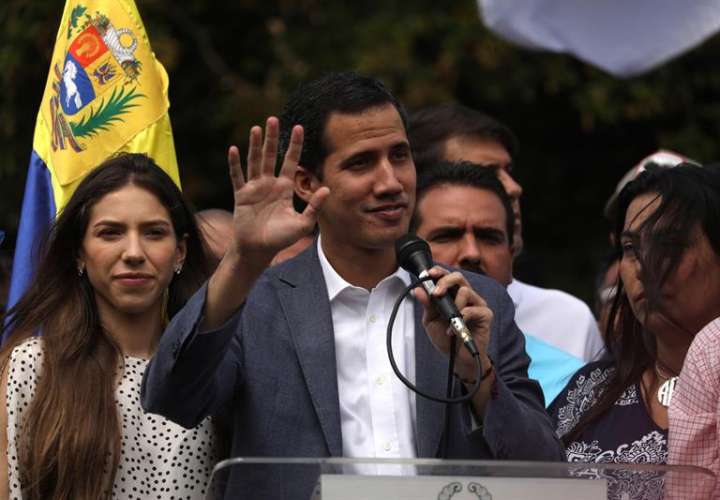 El jefe de la Asamblea Nacional de Venezuela (AN, Parlamento), Juan Guaidó (c), habla durante un cabildo abierto con cientos de sus simpatizantes y en compañía, además de otros, de Lilian Tintori (c-i), este sábado, en Caracas (Venezuela). EFE