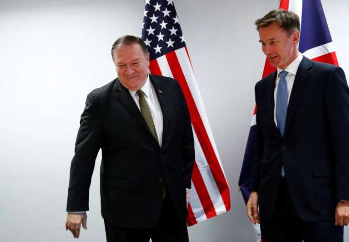 El ministro británico de Exteriores, Jeremy Hunt (d), se reúne con el secretario de estado estadounidense, Mike Pompeo (i), en el marco del Consejo de Ministros de Exteriores de la Unión Europea que se celebra, este lunes, en Bruselas (Bélgica). EFE