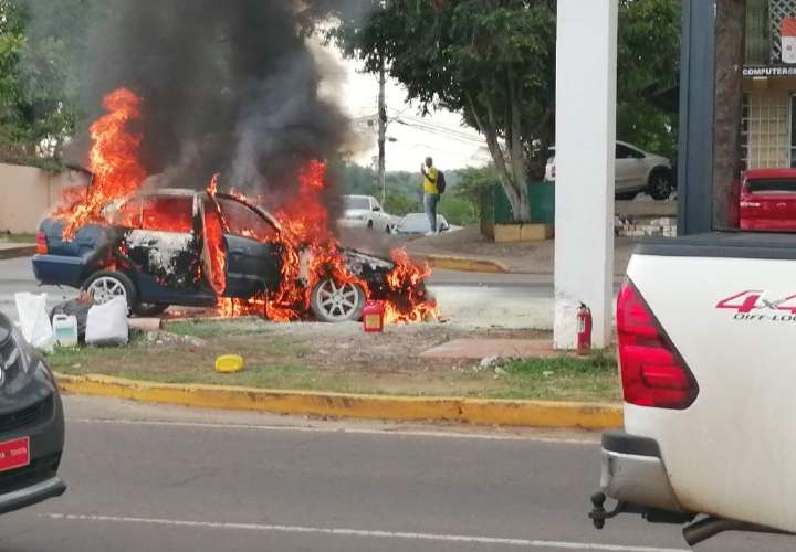 Automóvil se incendia en La Chorrera