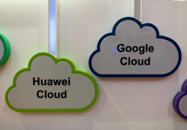 Los logos de Huawei Cloud y Google Cloud exhibidos en la feria Cloud Expo Asia 2019 en Hong Kong (China) este miércoles. EFE