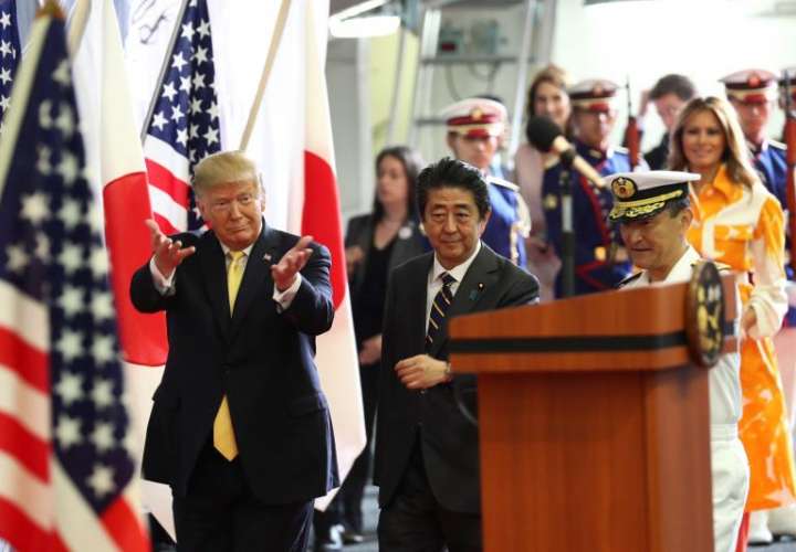 El presidente de los EE.UU. Donald J. Trump (i), y el primer ministro de Japón, Shinzo Abe (d), participan en un evento con las tropas japonesas y estadounidenses este martes, en la base de Yokosuka JMSDF, en Yokosuka (Japón).EFE