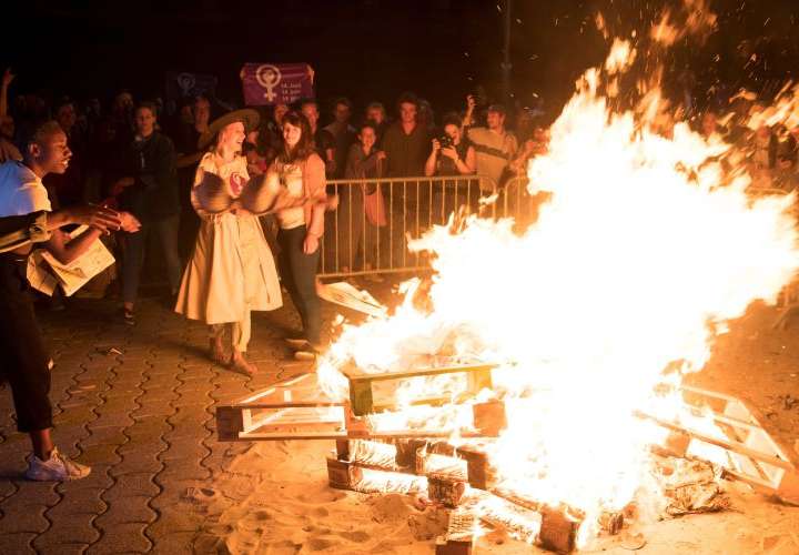 Arden sostenes en calles suizas 