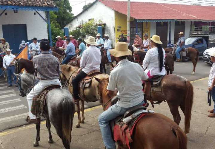 Con cabalgata protestan contra Varela