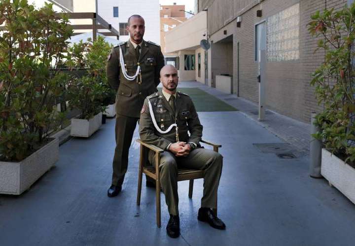 Los sargentos Sergio Martín y Víctor Calvo. FOTO DE EL PAÍS