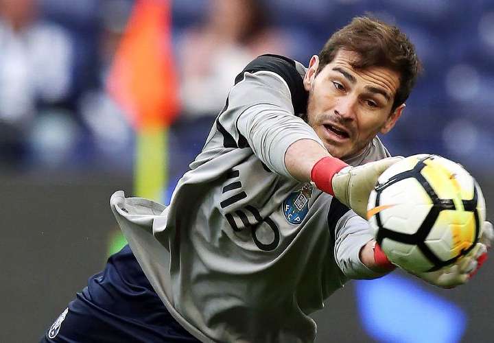 Iker Casillas cuelga las botas y pasa a los despachos
