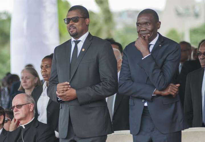 En la imagen, e presidente de la Cámara de Diputados de Haití, Gary Bodeau (i), EFE