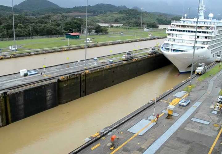 Canal de Panamá vacía centenaria esclusa para un mantenimiento rutinario