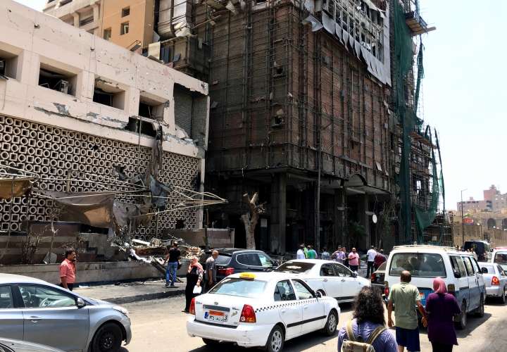 Coche bomba estalla matando a decenas de personas en El Cairo 