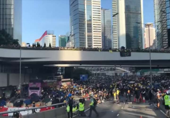 Barricadas, calles cortadas y represión policial marcan huelga en Hong Kong
