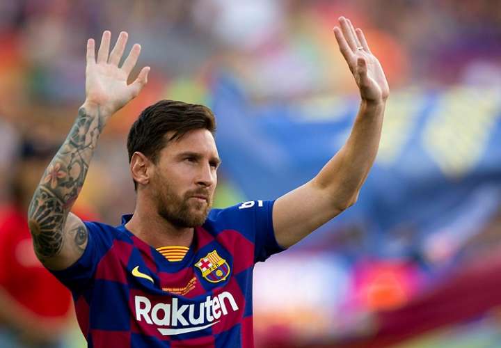 l capitán y delantero argentino del FC Barcelona, Leo Messi, saluda a la afición momentos antes del partido de Trofeo Joan Gamper ante al Arsenal. Foto: EFE