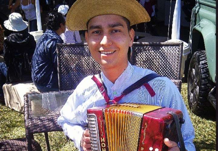 Rogelio Ávila recuperó uno de sus acordeones robados, esto le pareció raro
