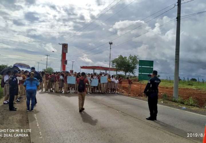 Estudiantes de IPT México cierran vía ante la ola de robos
