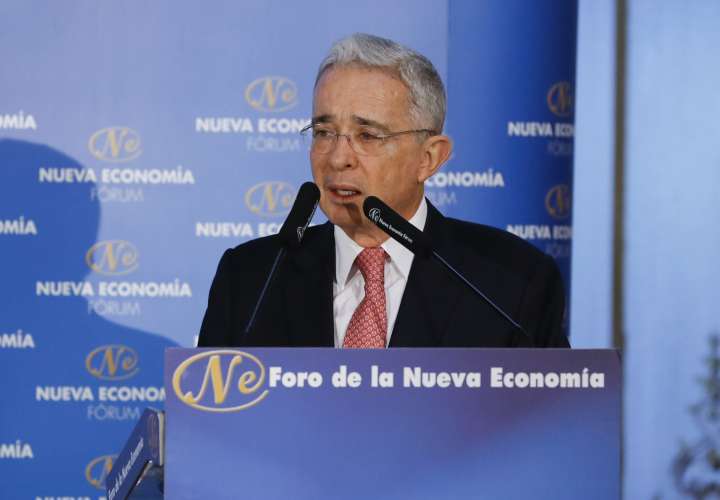 Expresidente Álvaro Uribe es vinculado a un caso de soborno y fraude procesal