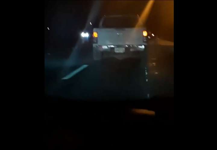 Captan en video conductor manejando borracho que casi ocasiona accidente (Video)