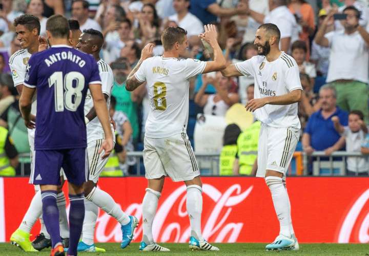 l jugador francés del Real Madrid Karim Benzema (d) y Toni Kroos (i), celebran el gol de Benzema ante el Real Valladolid. Foto: EFE