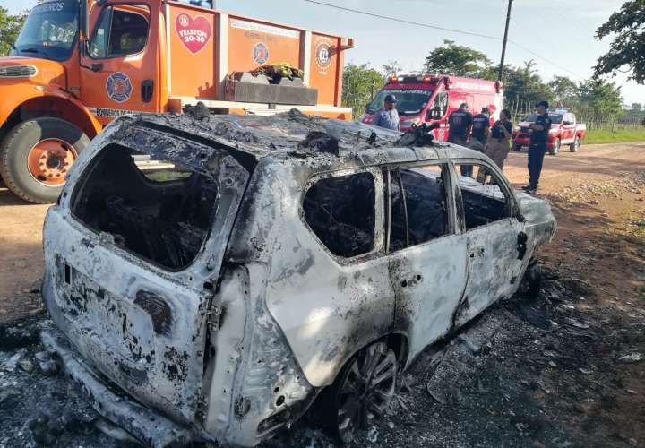 Camioneta termina convertida en chatarra tras incendiarse en Natá