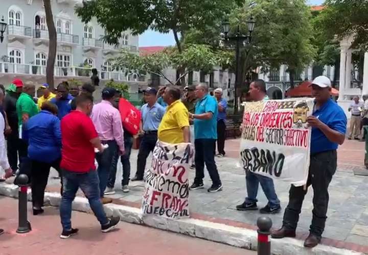 Taxistas marchan a la presidencia para denunciar irregularidades (Video)