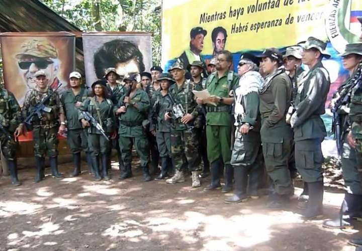 Imagen del video divulgado en internet por las FARC-EP en el que el número dos de la guerrilla colombiana de las FARC, alias &quot;Iván Márquez&quot;,, reapareció junto con otros exlíderes de ese grupo para anunciar &quot;una nueva etapa de lucha&quot; armada. EFE