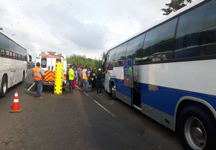 Autobús se sale de la vía en Loma Cová y una persona queda atrapada