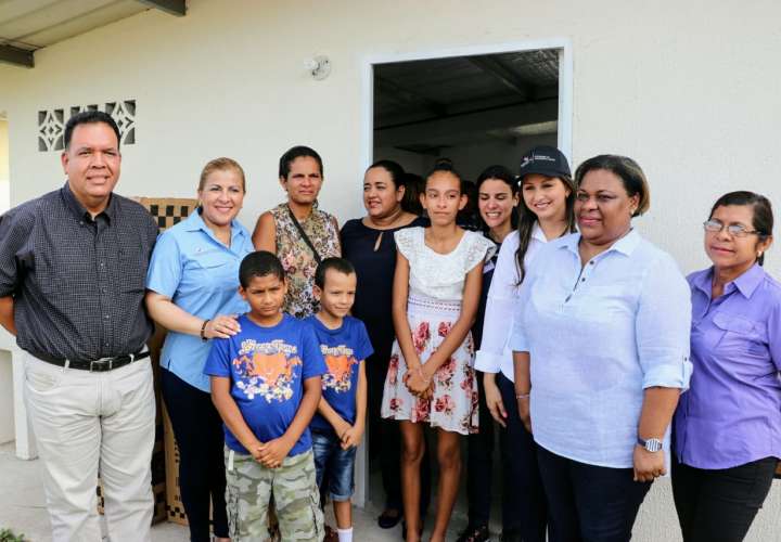 Familia de menor con discapacidad recibe su nueva vivienda en Coclé
