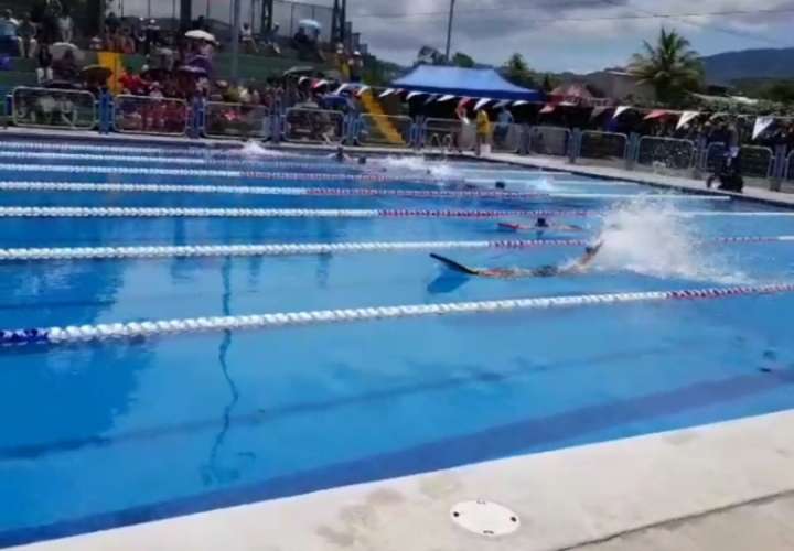 'Ciclones de Neptuno' participan en competencia de natación en Costa Rica