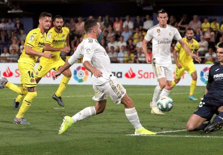 Daniel Carvajal (c1) realiza la asistencia del gol de Gareth Bale (c2) ante el Villarreal. /EFE