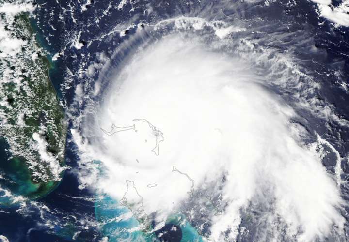 Al menos un muerto por huracán Dorian en Bahamas mientras sigue su avance