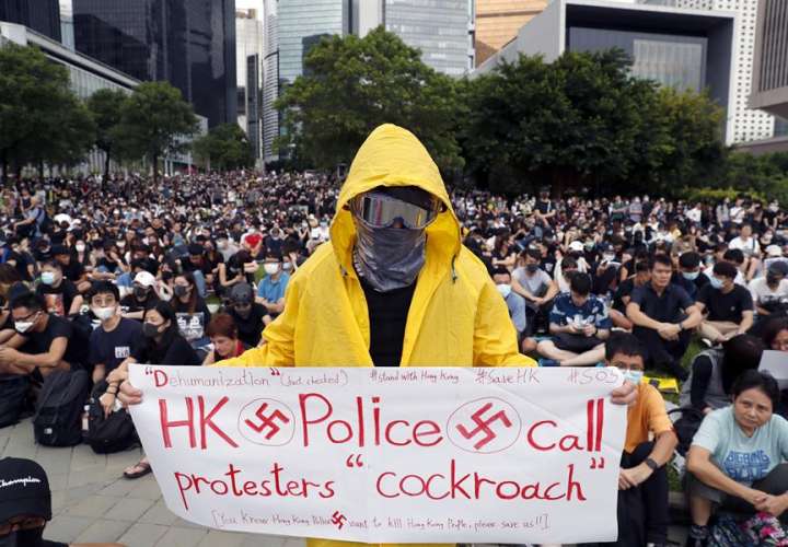 Más de 10.000 alumnos de secundaria en huelga han secundado las protestas que se suceden en la ciudad desde junio para instar a las autoridades hongkonesas a que den respuesta a las cinco exigencias de los manifestantes. EFE