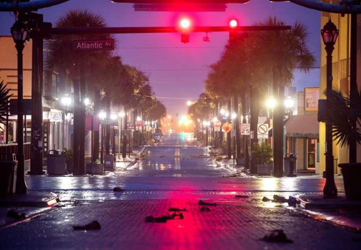 Vista general de una calle vacía tras la orden de evacuación de Daytona Beach con motivo de la llegada del huracán Dorian, en Florida (Estados Unidos). EFE